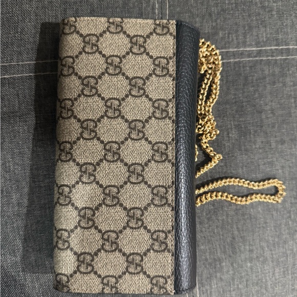 Authentic Gucci Black Leather and Tan GG Clutch
Gucci Marmont - Picture 8 of 8